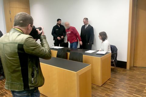 Weil er einen Priester mit Nacktfotos des Geistlichen erpresst hatte, ist der Angeklagte (Mitte) zu einer Haftstrafe auf Bewähru