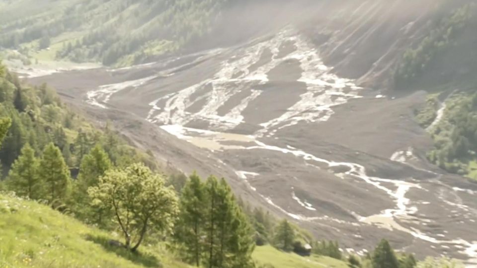 "Ein Fluss, der größer und größer wird": Reporter zeigt riesige Geröllfläche Eine riesige Geröllfläche zerstört Blatten