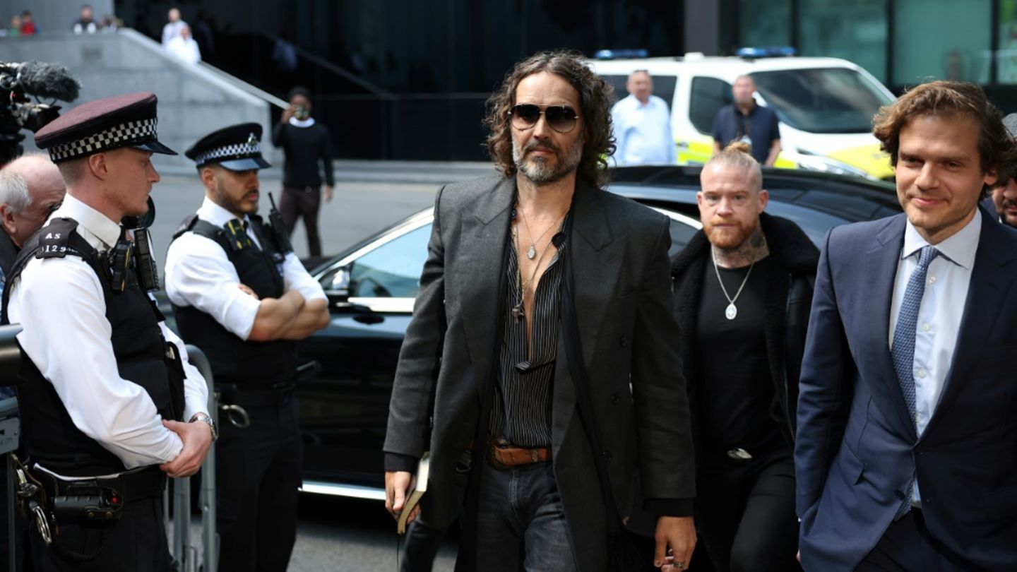 Russell Brand bei Ankunft am Gericht