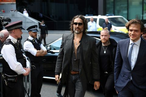 Russell Brand bei Ankunft am Gericht