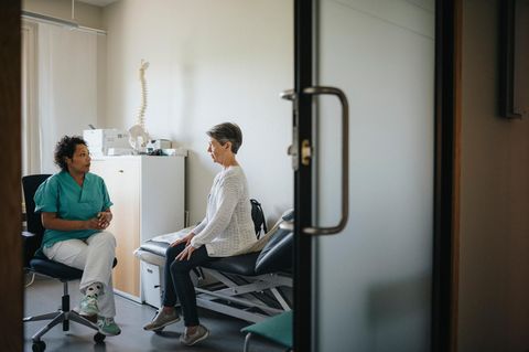 Primärarztsystem: Ärztin im Gespräch mit Patientin