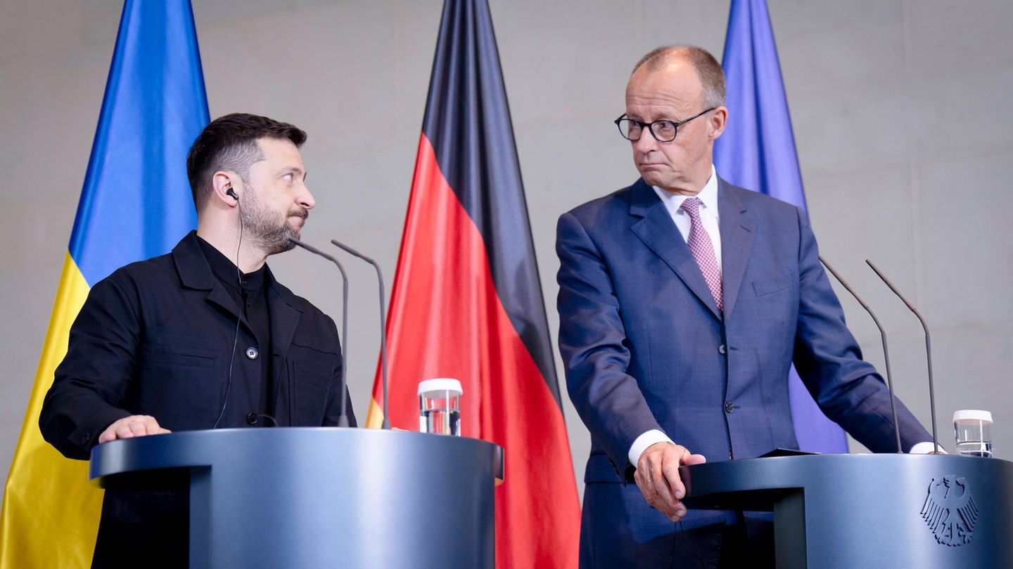 Ukraine-Unterstützung: Friedrich Merz‘ raffinierter Rüstungs-Trick Bundeskanzler Friedrich Merz (r.) und der ukrainische Präsident Wolodymr Selenskyj