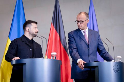 Bundeskanzler Friedrich Merz (r.) und der ukrainische Präsident Wolodymr Selenskyj