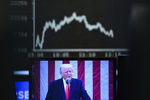 TV-Bildschirm mit Donald Trump vor Dax-Chart