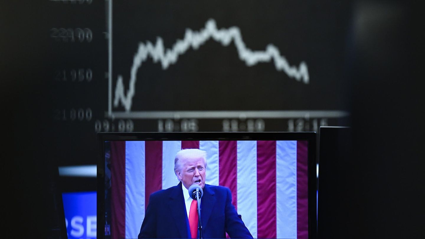 TV-Bildschirm mit Donald Trump vor Dax-Chart