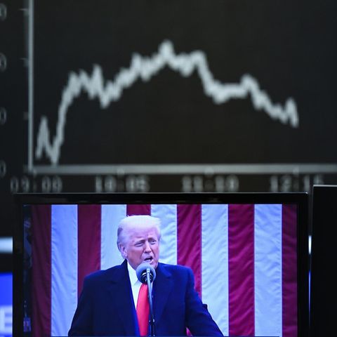 TV-Bildschirm mit Donald Trump vor Dax-Chart