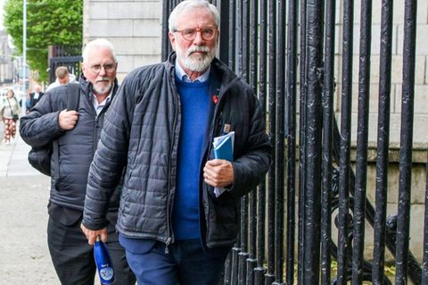 Gerry Adams beim Verlassen des Gerichts in Dublin