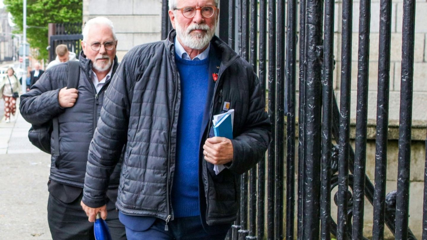 Gerry Adams beim Verlassen des Gerichts in Dublin