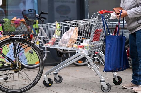Einkaufswagen mit Lebensmitteln