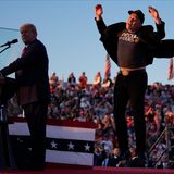 Elon Musk bei einem Wahlkampfauftritt neben Donald Trump