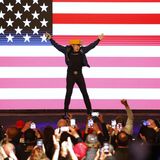 Elon Musk tritt mit einem Käsehut auf