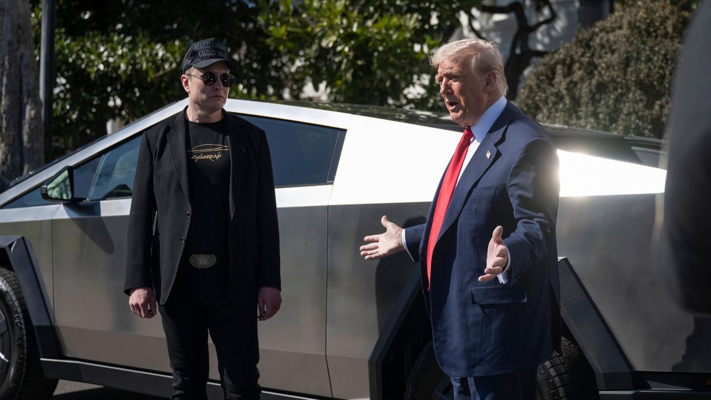 Tesla-Verkaufsshow mit Trump Donald Trump und Elon Musk vor einem Tesla