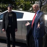 Donald Trump und Elon Musk vor einem Tesla