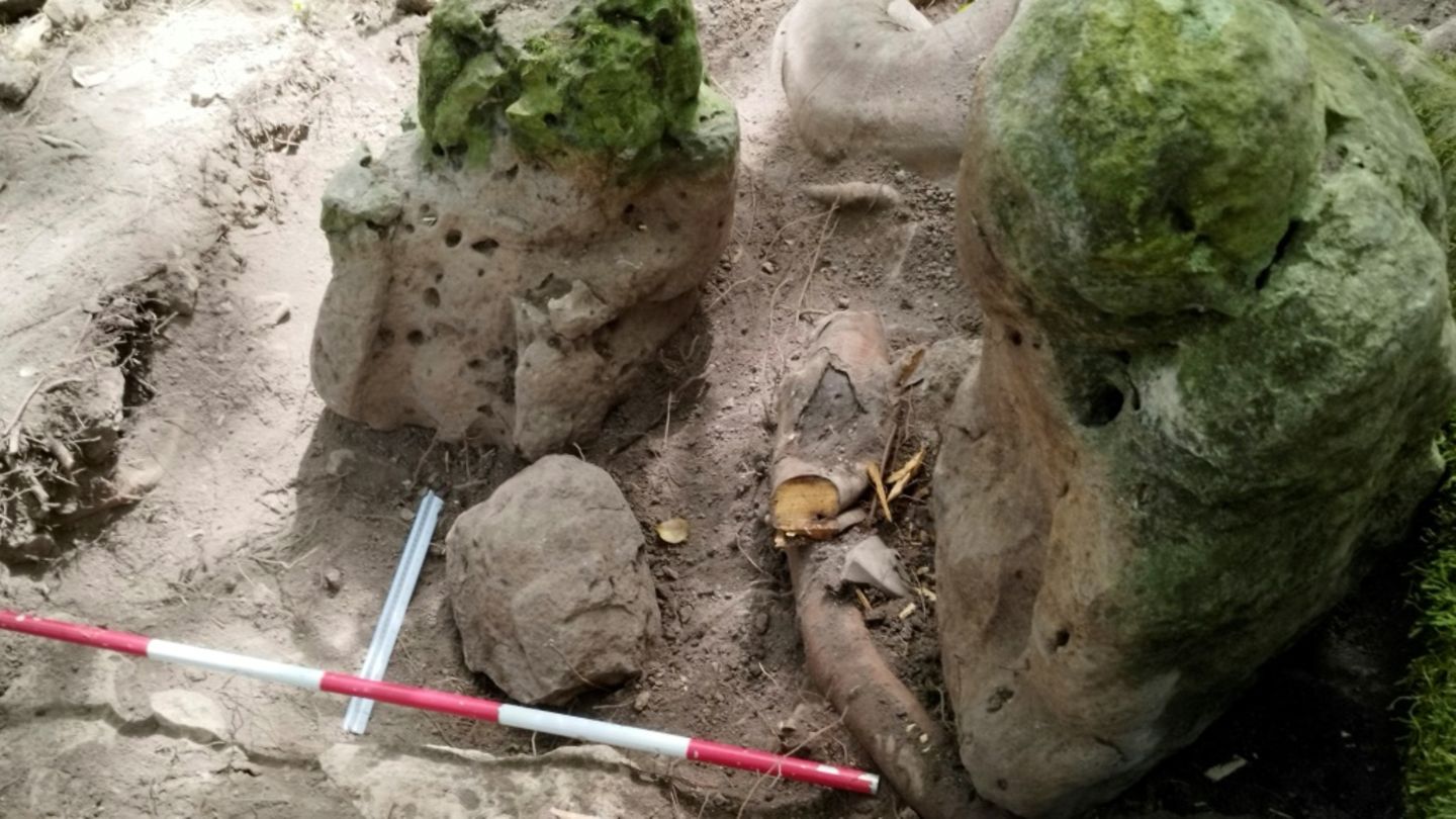 Als "Großeltern" identifizierte Steinfiguren