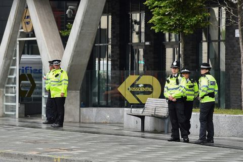 Polizisten vor Gerichtsgebäude in Liverpool