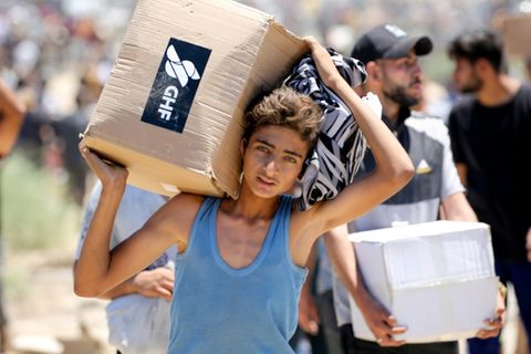 Junge im Gazastreifen mit Hilfsgütern