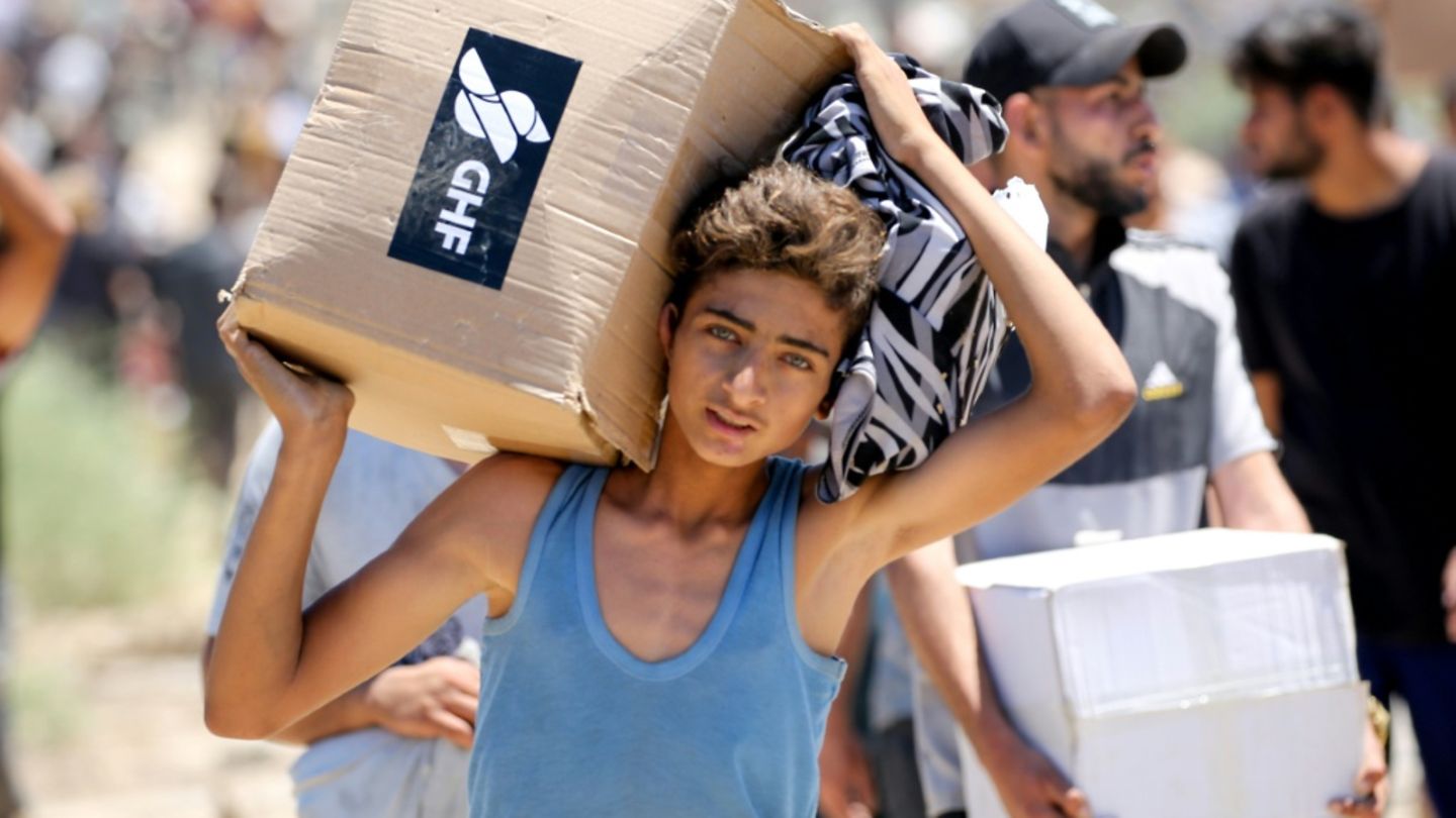 Junge im Gazastreifen mit Hilfsgütern