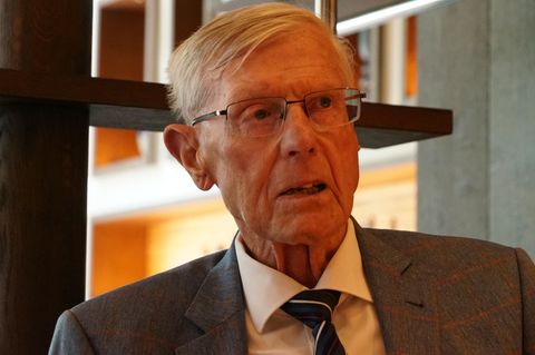 "Block House"-Gründer Eugen Block steht auf einer Veranstaltung mit leerem Blick da