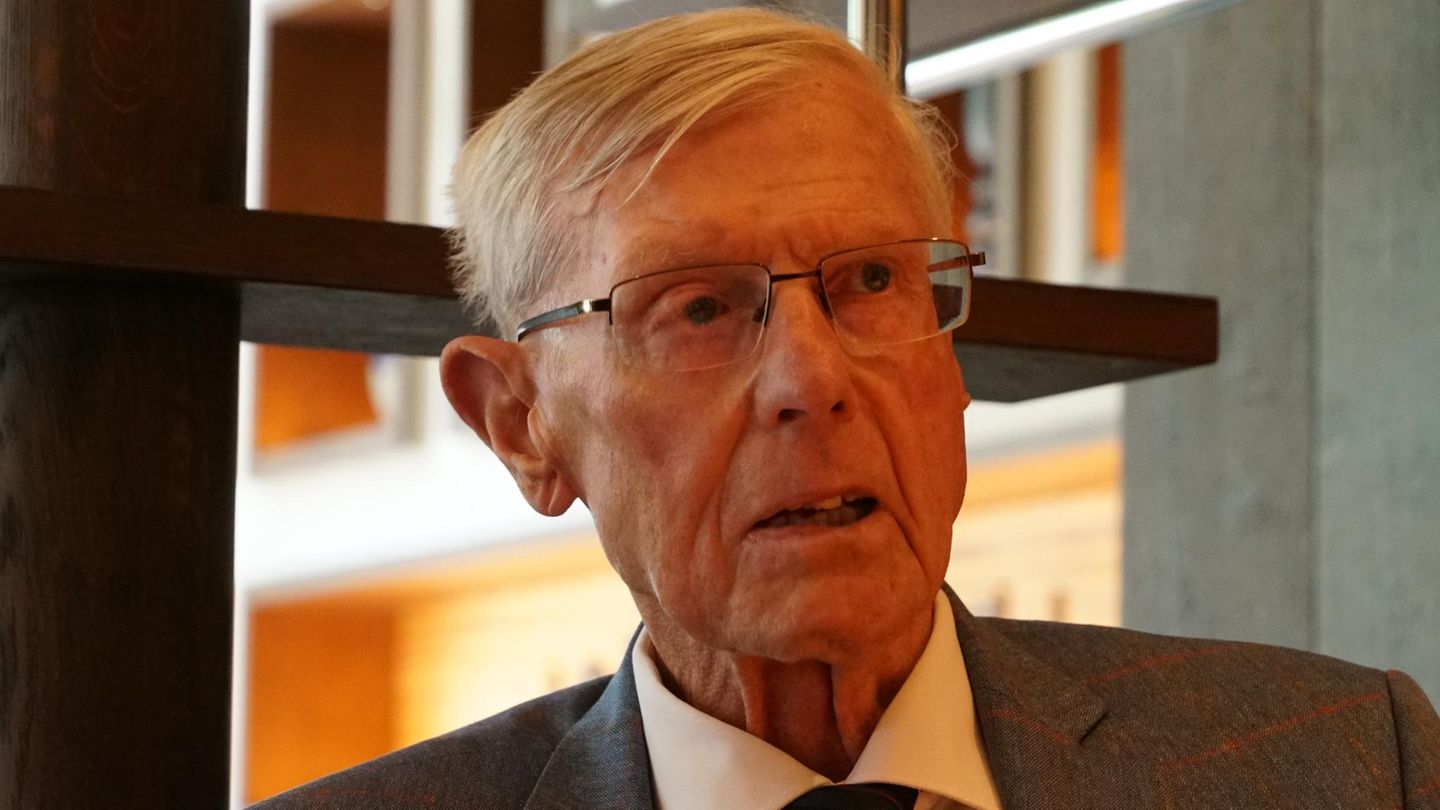 "Block House"-Gründer Eugen Block steht auf einer Veranstaltung mit leerem Blick da