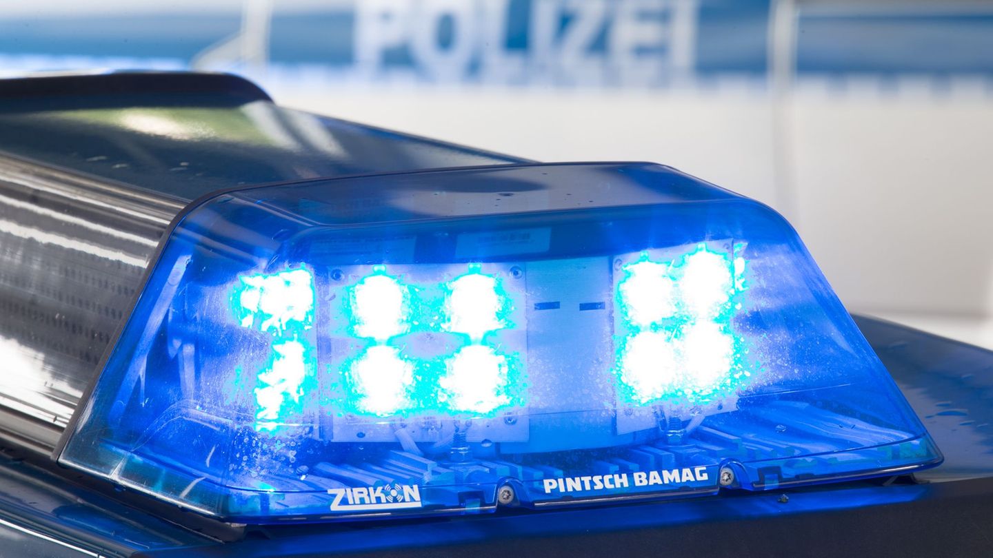 Unf-lle-F-nf-Fahrzeuge-fahren-auf-Autobahn-aufeinander