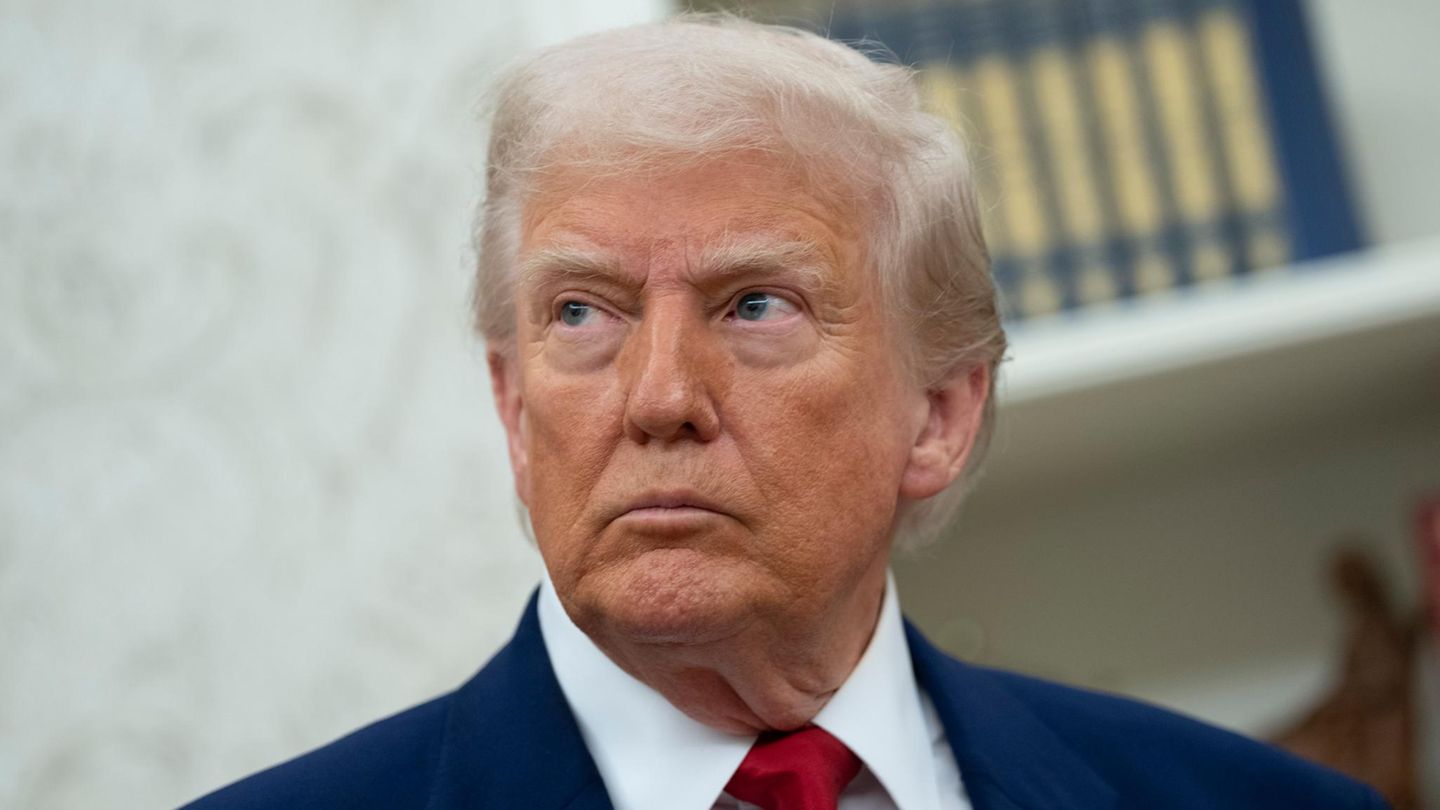 Donald Trump is allowed to withdraw a residence permit of 500,000 migrants