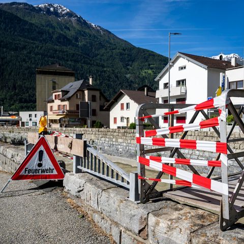 Ein MIT Flatterband Manperrte FUßGEngerbrücke über die Lonza