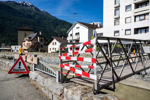 Eine mit Flatterband gesperrte Fußgängerbrücke über die Lonza