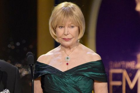 Schauspielerin Loretta Swit steht bei einem Event in einem grünen, schulterfreien Kleid auf der Bühne