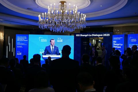 Teilnehmer des Shangri-La Dialogs verfolgen Hegseths Rede