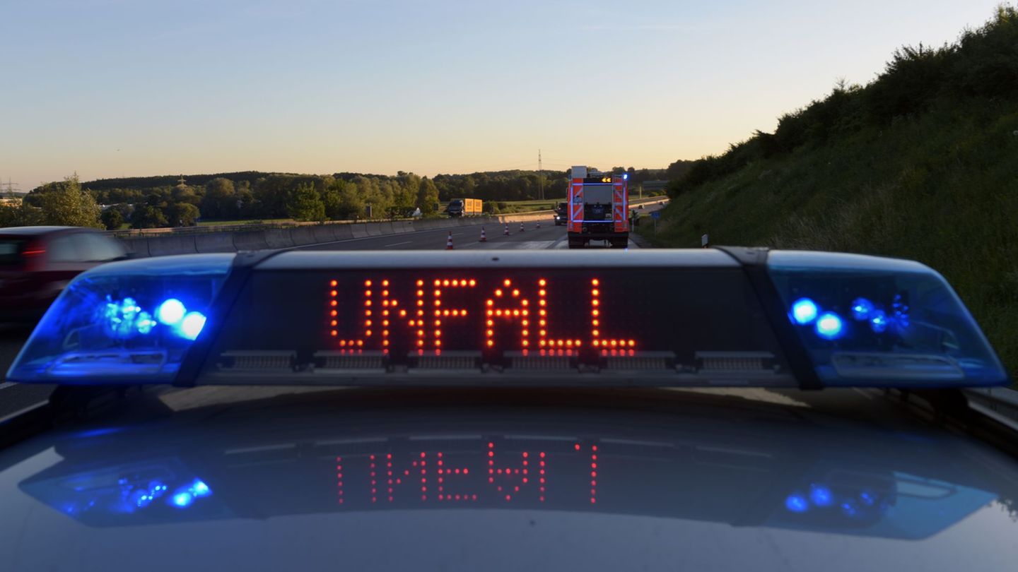 Unf-lle-Sattelzug-auf-Autobahn-umgekippt-Stundenlange-Vollsperrung