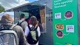 Food-Stand mit Besuchern