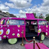 Pinker Bus mit Motiven