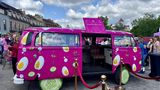 Pinker Bus mit Motiven