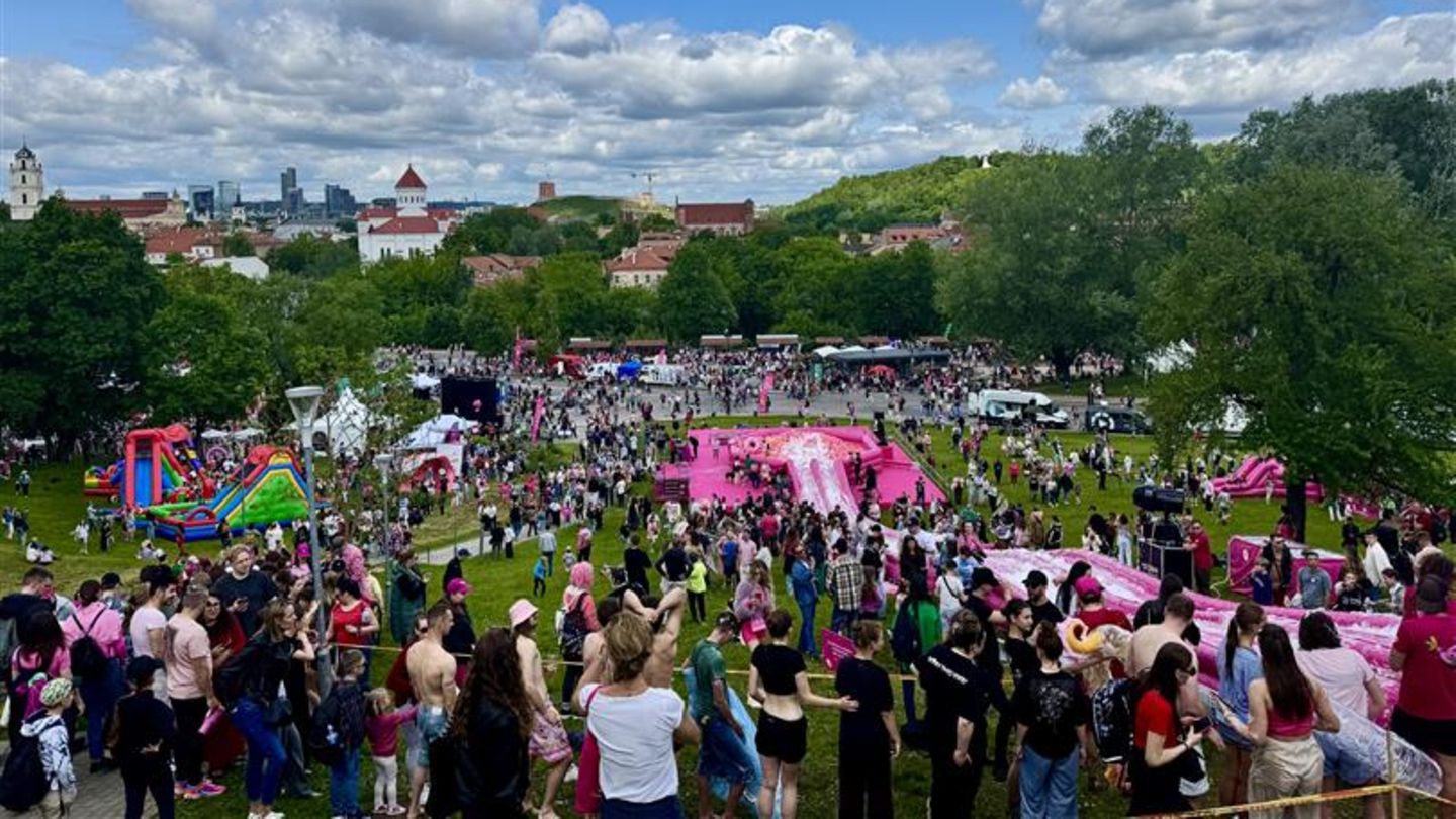 Festivalgelände mit Menschen