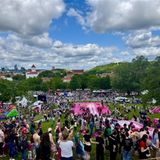 Festivalgelände mit Menschen