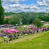 Festivalgelände mit Menschen