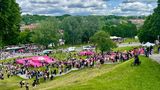 Festivalgelände mit Menschen