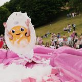 Ei-Kostüm auf Wasserrutsche