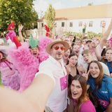 Pink verkleidete Besucher