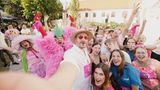 Pink verkleidete Besucher