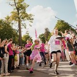 Teilnehmer balancieren Suppe durch die Straßen