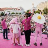 Kostüme auf der Bühne vor Publikum