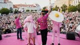 Kostüme auf der Bühne vor Publikum