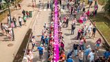Pinke Parade durch Stadtzentrum