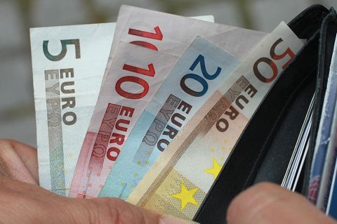 Geldscheine im Geldbeutel: Weniger Möglichkeiten, um Bargeld abzuheben Symbolbild