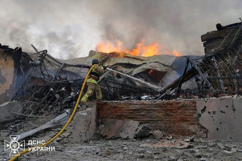 Löscharbeiten nach Angriff in Ukraine Anfang Mai