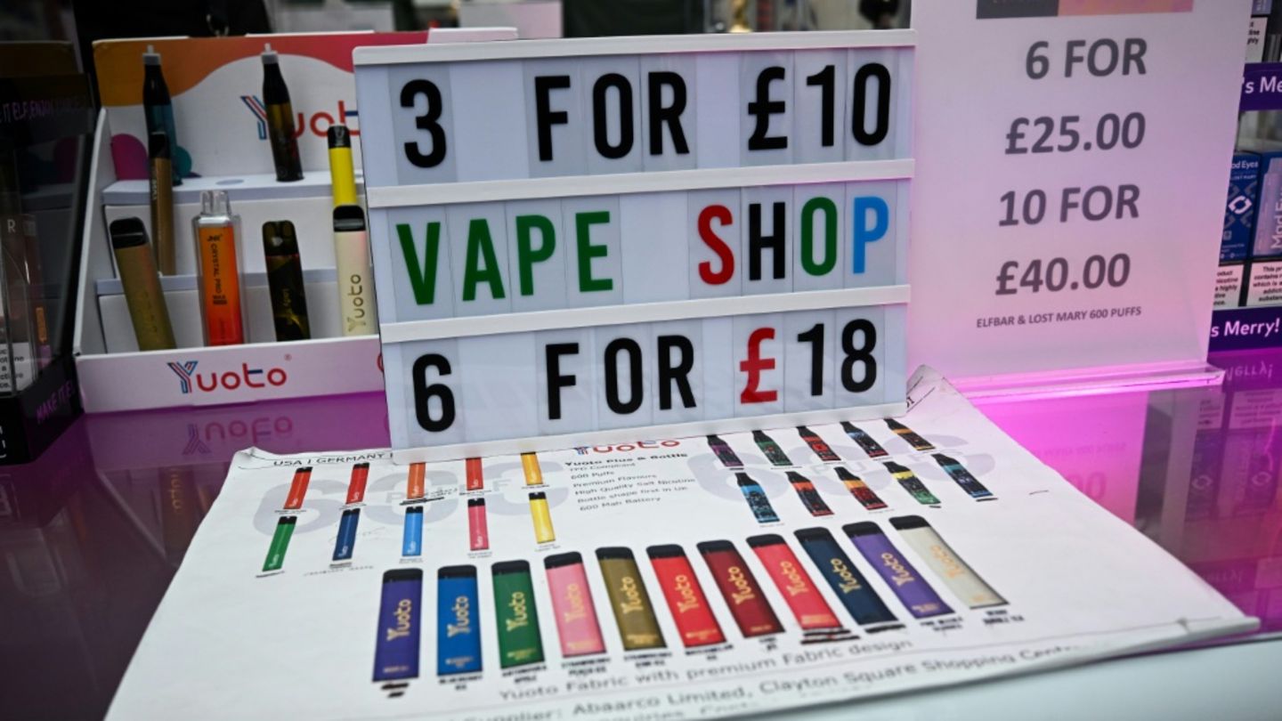 Einweg-E-Zigaretten in einem britischen Laden