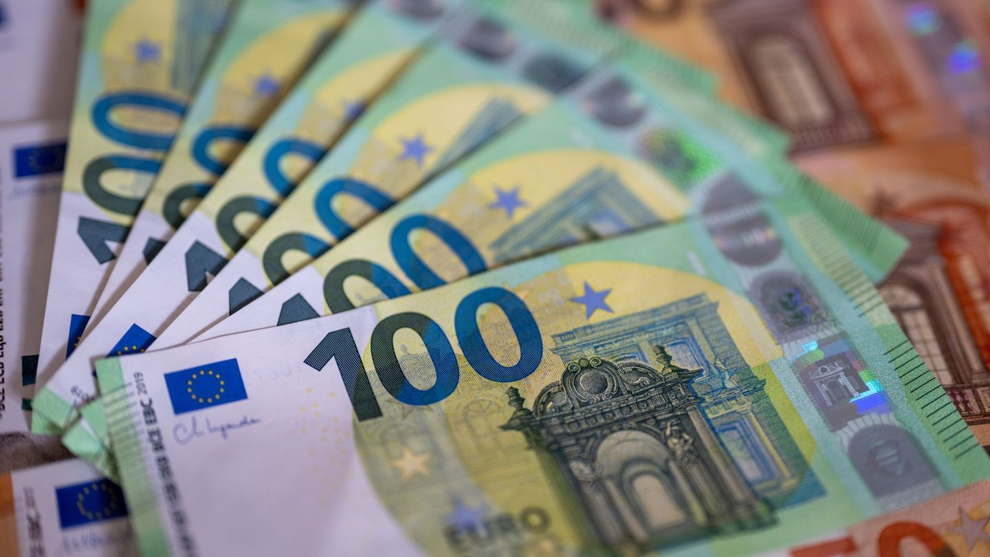 Money: billions under the mattresses: amount of cash continues to increase