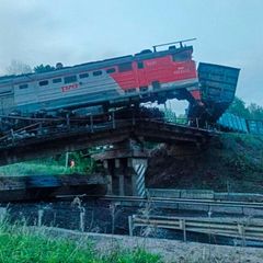 Ein entgleister Güterzug in Russland: Lok und erster Wagon hängen verkeilt über dem Abgrund