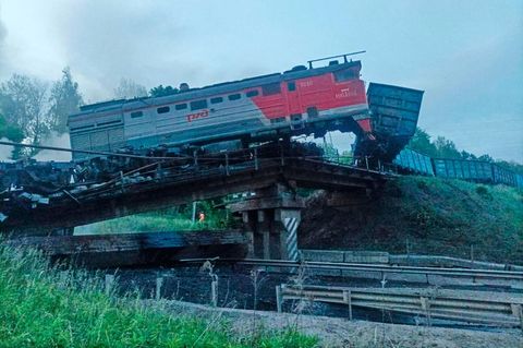 Ein entgleister Güterzug in Russland: Lok und erster Wagon hängen verkeilt über dem Abgrund
